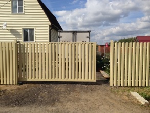 Ворота откатные из евроштакетника - пример 12 фото в Кстово