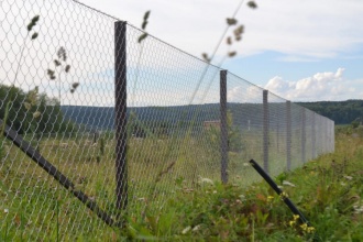 Забор из сетки рабицы в натяг с протяжкой арматуры 8 соток фото с установкой