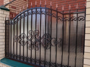 Кованые заборы с поликарбонатом 20 соток фото цена за метр под ключ