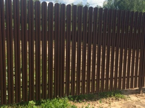 Забор из евроштакетника с утрамбовкой щебнем 200 метров фото под ключ с установкой