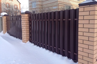 Забор из евроштакетника в шахматном порядке 30 метров фото в Кстово