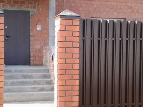 Забор из евроштакетника с кирпичными столбами 150 метров фото недорого