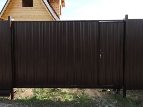 Ворота из профнастила откатные - пример 11 фото в Кстово