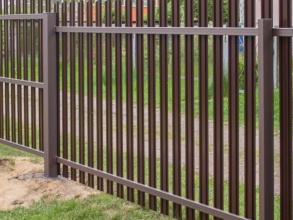 Забор из евроштакетника с бетонированием столбов 15 соток фото недорого под ключ