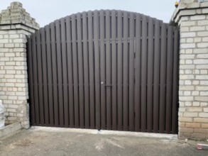 Ворота распашные из евроштакетника - пример 2 фото в Кстово