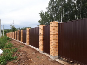 Кирпичный забор на ленточном фундаменте 12 метров фото в Кстово