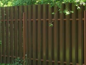 Забор из евроштакетника с бетонированием столбов 12 метров фото в Кстово