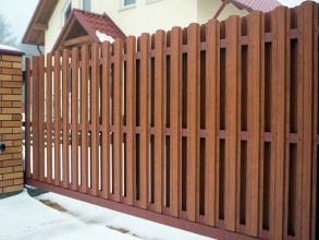 Забор из евроштакетника с кирпичными столбами 200 метров фото в Кстово