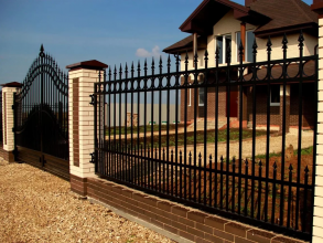 Сварные заборы с кирпичными столбами 12 метров фото в Кстово