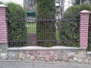 Сварные заборы с кирпичными столбами 80 метров фото в Кстово