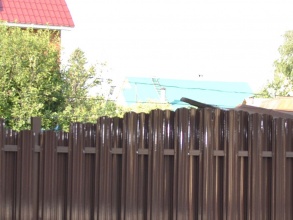 Забор из евроштакетника на ленточном фундаменте 10 метров фото в Кстово