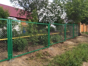 Забор из сетки рабицы в натяг секционный 8 соток фото с установкой