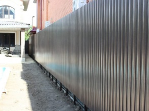 Забор из евроштакетника на ленточном фундаменте 57 метров фото в Кстово